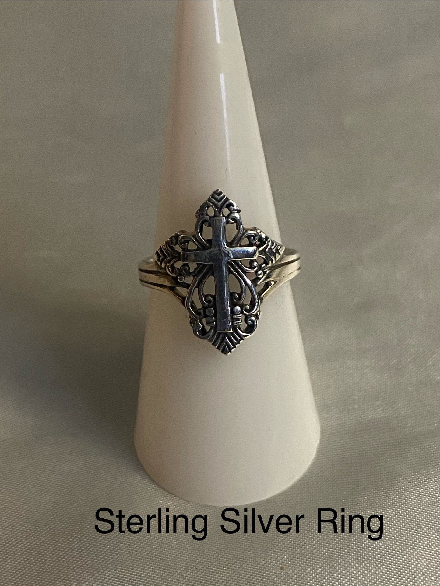 STERLING SILVER RING - SIZE 7.5