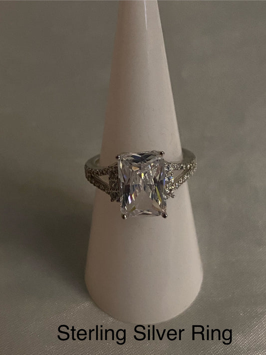 STERLING SILVER RING - SIZE 7