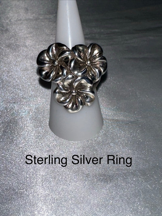 STERLING SILVER RING -SIZE 8.5