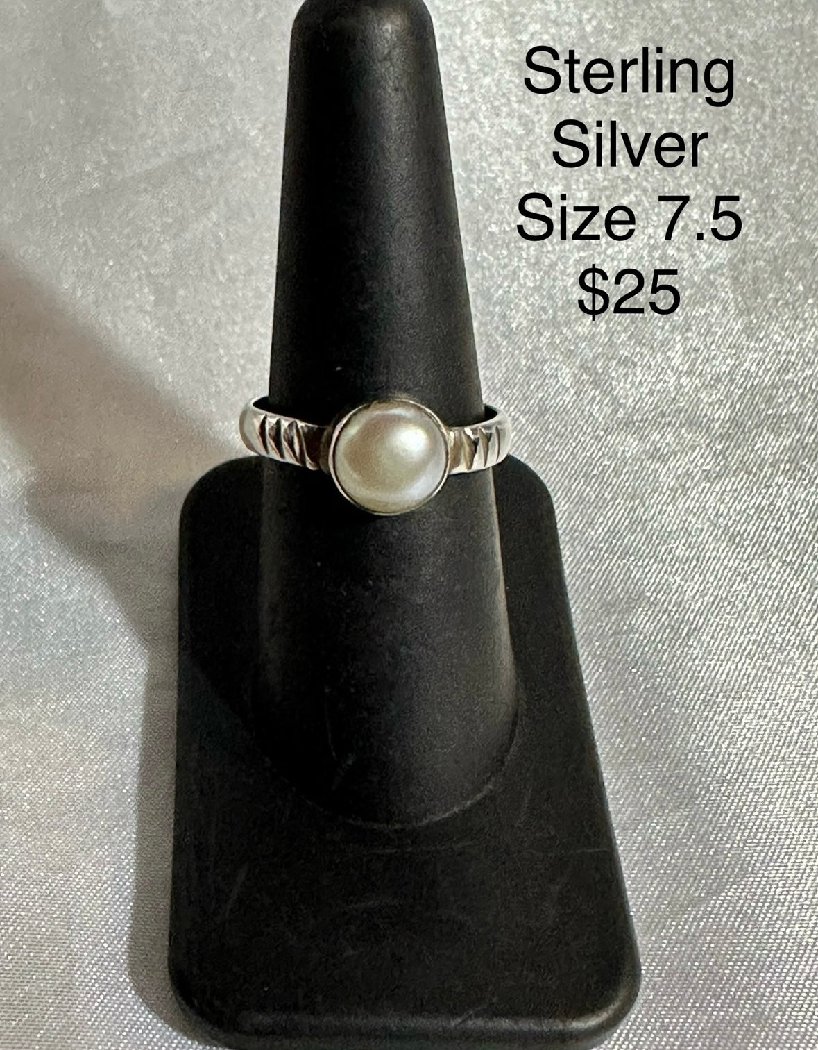 STERLING SILVER RING - SIZE 7.5