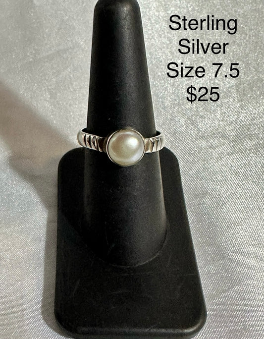 STERLING SILVER RING - SIZE 7.5